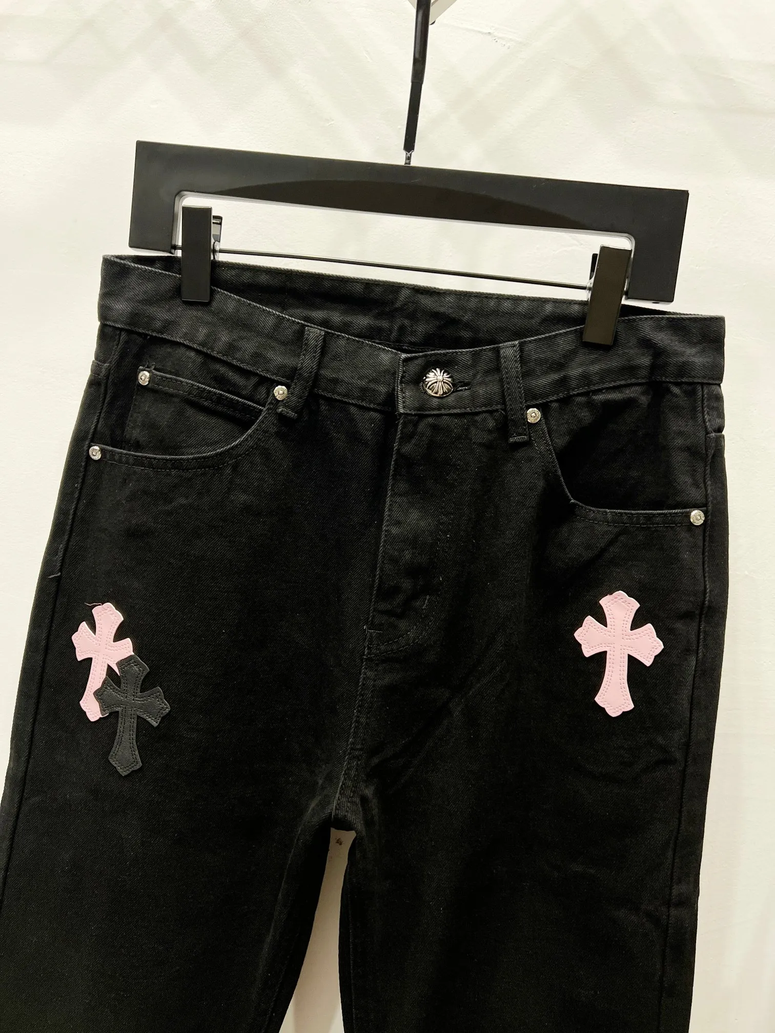 P260 Style number: (K660) Style number: (K550) Chrome Hearts & Chrome Hearts CH city limited series Sanskrit cross patch patchwork leather jeans require finished products to be washed and then disassembled and hand-stitched with sheepskin cross leather and then spliced ​​together to complete the process. The whole process is too complicated to explain. The texture can be seen in the hand, and it looks good. The styles with different washed textures are very friendly to people with thin legs and thick legs. The straight version is very flattering to the leg shape. The moderate length is timeless and can be matched easily and casually. It is the basic styling foundation for various styles and is a must-have in the wardrobe! The fabric is stiff but also makes the upper body soft without losing texture. The washing process is even more perfect. It is a must-have item for everyone! ! ! Washed wheat, hang tag, pants label, three labels are complete, the upper body effect is particularly stiff and stylish, super stylish, same style for men and women - Color: orange and orange Size: 28 30 32 34